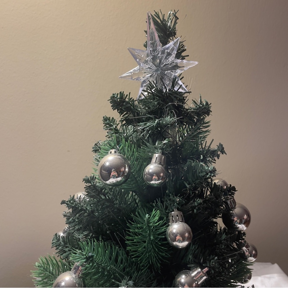 Thomas Kinkade Holiday Sparkle Fiber Optic Christmas Tree w/Moving Train & Music - Picture 5 of 12